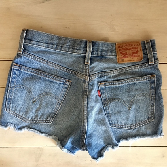 Levi's Button Through Cutoffs Size 26 - Picture 2 of 3